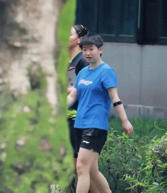 苏炳添在比赛中因伤离场，孙颖莎主教练感到担心的简单介绍